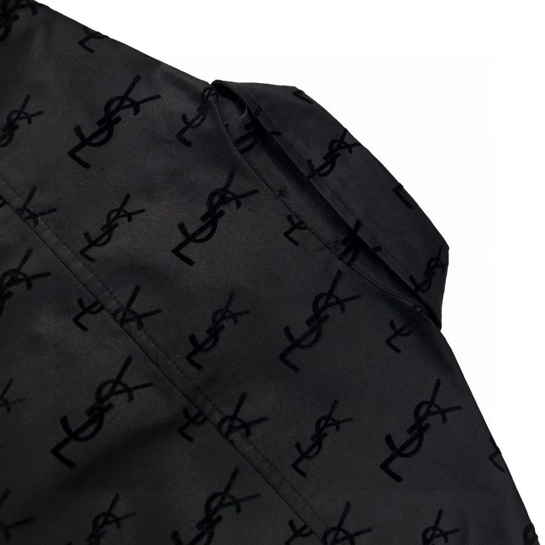 New batch 💰230 model number: G230 SAINT LAURENT YSL new flocked all-over printed shirt top 1️⃣The upper body of the fabric is soft and comfortable, extremely delicate, feels solid, smooth and soft. It has the characteristics of the fabric being wrinkle-free and the hand feel is invincible. The details are handled perfectly! 1️⃣This year’s most popular all-over printing element, full of high-end sense, customized original flocking fabric, combined with the classic YSL flocking pattern for a super high-end feel! 3️⃣The upper part of the body is versatile and white, and it is crazy to call. The YSL flocked shirt with super good looks is a style that you will fall in love with at a glance. The upper part of the body shows off the temperament. It is the same style for men and women. It is a versatile shirt jacket for couples! Color: black Size: M, L, XL